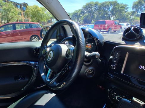 Used 2016 smart fortwo pure RWD image 5