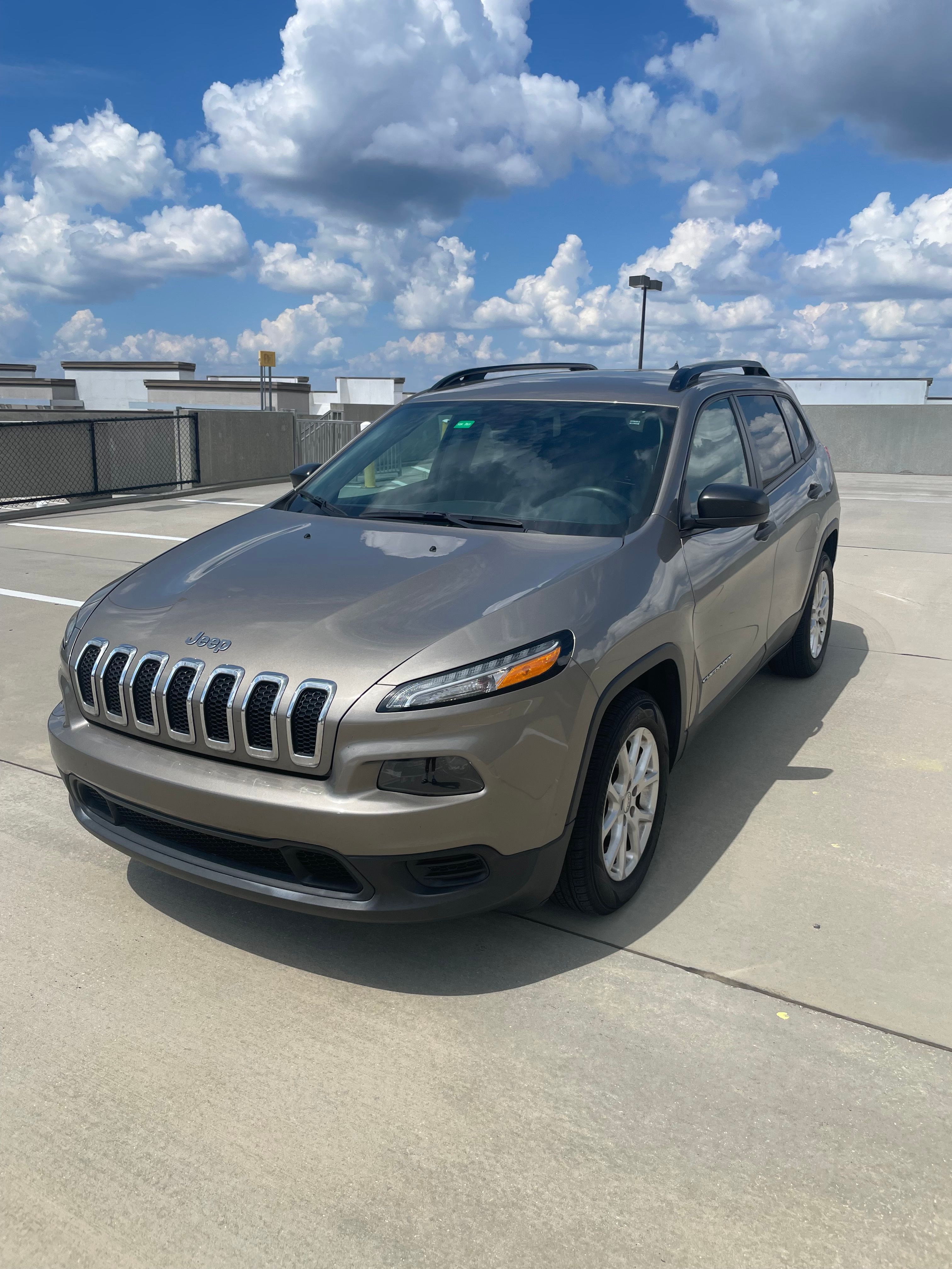 Used 2017 Jeep Cherokee Sport FWD image 4
