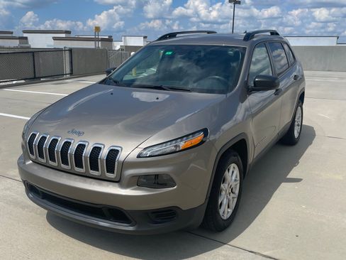 Used 2017 Jeep Cherokee Sport FWD image 4