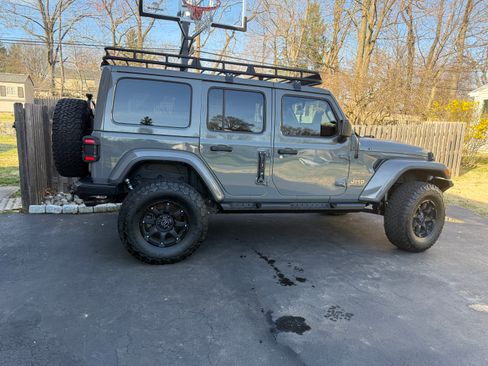 Used 2019 Jeep Wrangler Unlimited Sahara image 2