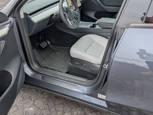 Used 2023 Tesla Model Y Long Range image 8