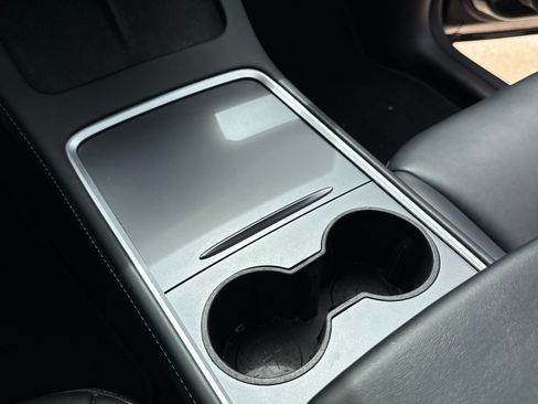 Used 2022 Tesla Model Y Performance image 9