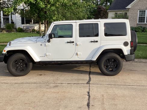 Used 2015 Jeep Wrangler Unlimited Sahara AWD/4WD image 5