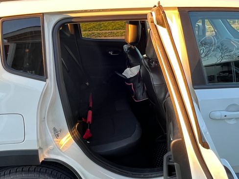 Used 2018 Jeep Renegade Altitude image 9