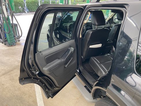 Used 2010 Ford Explorer XLT image 13