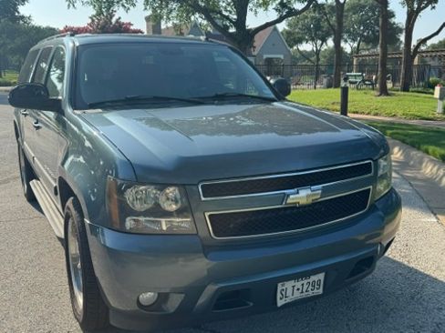 Used 2008 Chevrolet Suburban LT w/ LT Preferred Equipment Group RWD image 1