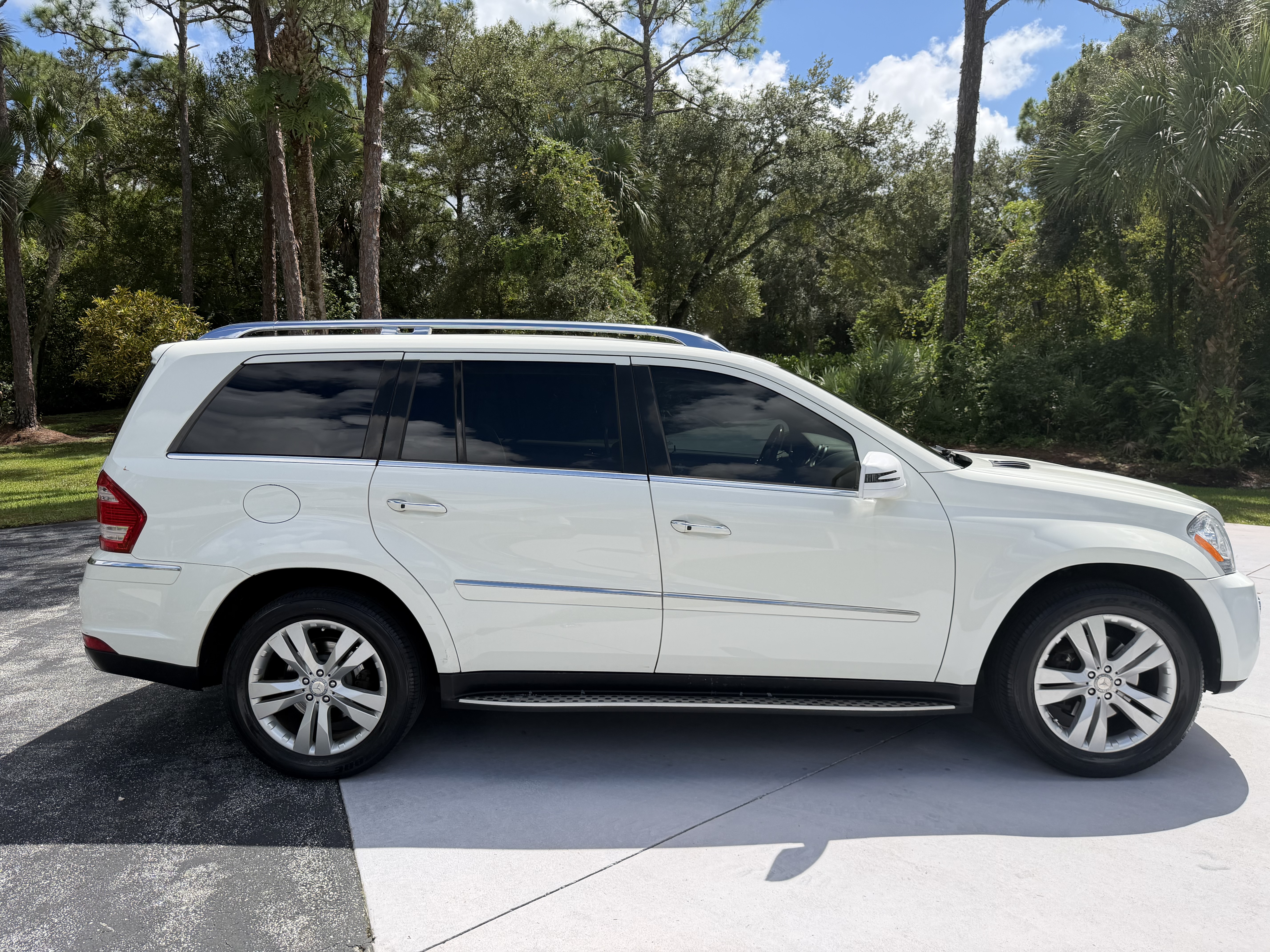 Used 2011 Mercedes-Benz GL 450 4MATIC w/ Premium 2 Pkg image 1