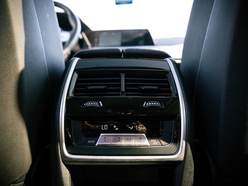 Used 2022 BMW X7 xDrive40i w/ Premium Package image 9