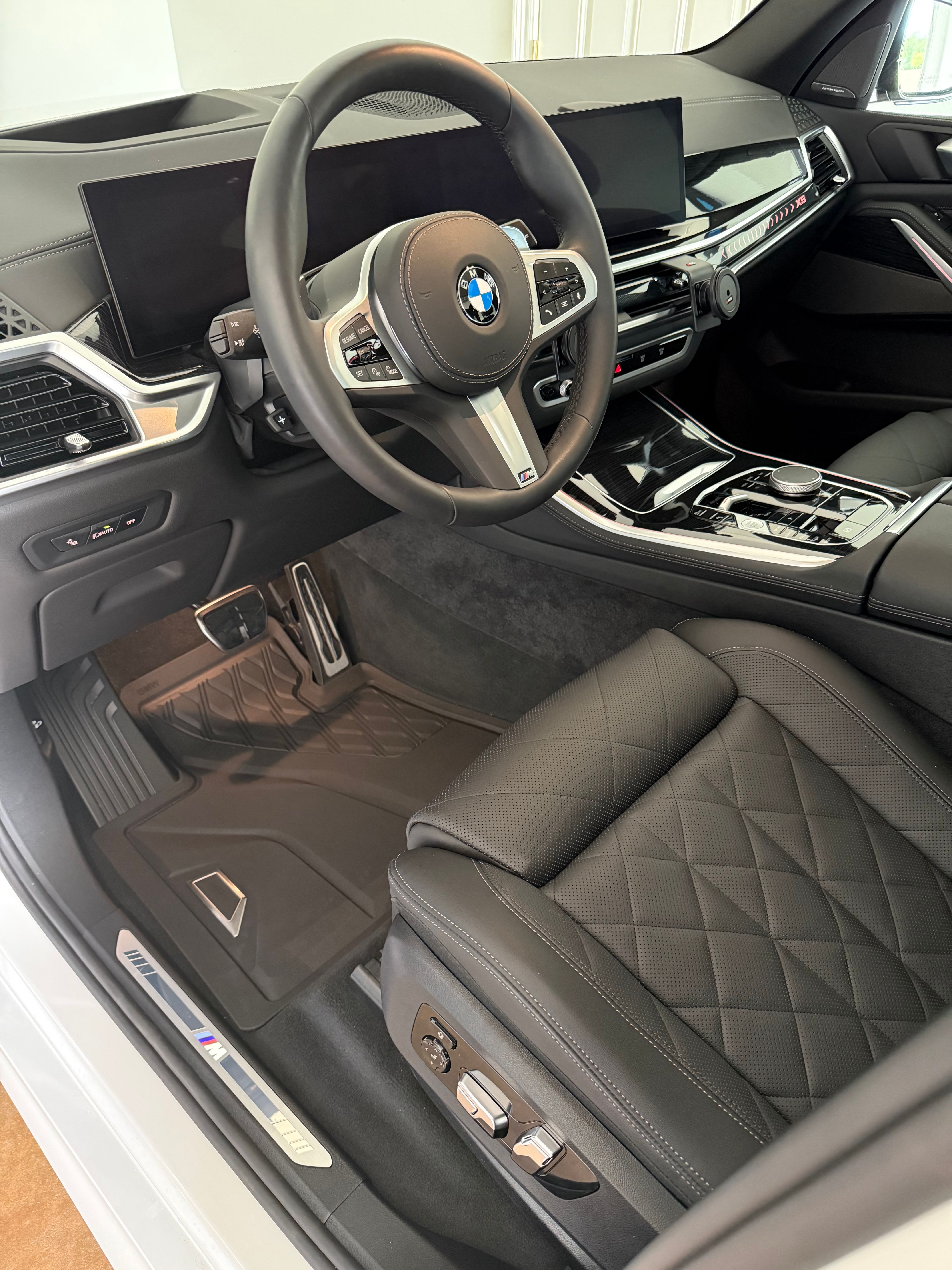 Used 2025 BMW X5 xDrive40i w/ M Sport Package AWD/4WD image 9