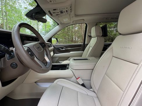 Used 2024 GMC Yukon Denali w/ Advanced Technology Package AWD/4WD image 8