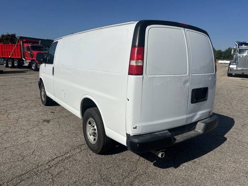 Used 2018 Chevrolet Express 2500 w/ Driver Convenience Package RWD image 2