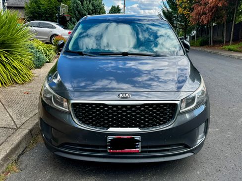 Used 2017 Kia Sedona LX FWD image 2