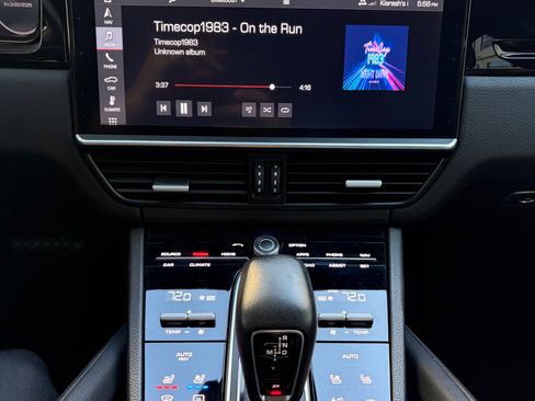 Used 2019 Porsche Cayenne Sport Utility 4D image 9