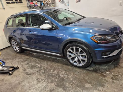 Used 2019 Volkswagen Golf Alltrack SE image 2