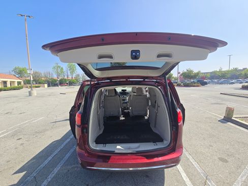 Used 2017 Chrysler Pacifica Platinum image 4