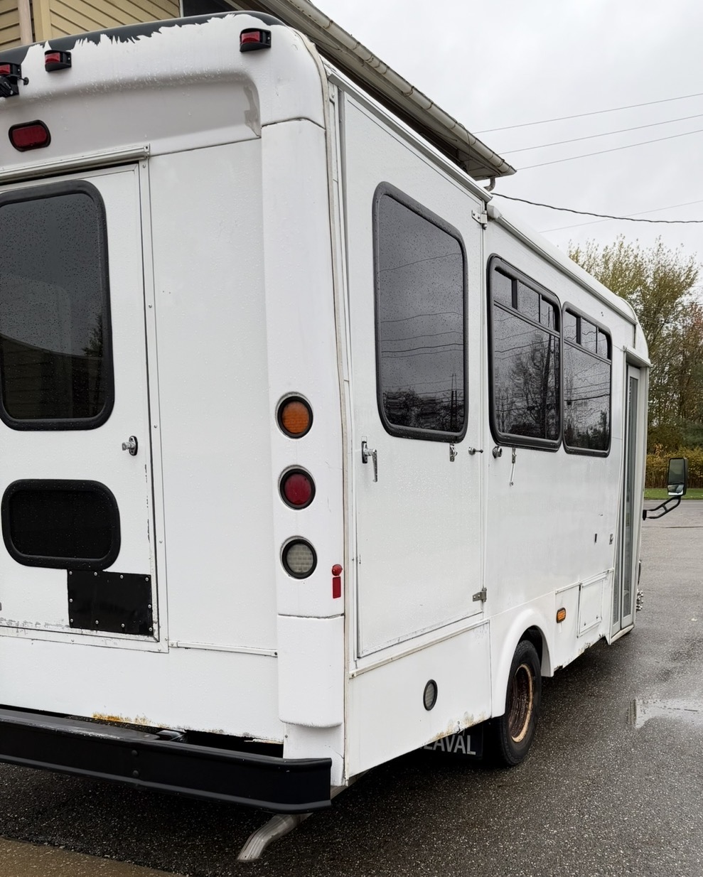 Used 2016 Ford E-450 and Econoline 450 Super Duty w/ Shuttle Bus Prep Package RWD image 26