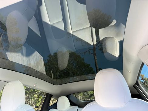 Used 2022 Tesla Model Y Long Range image 9