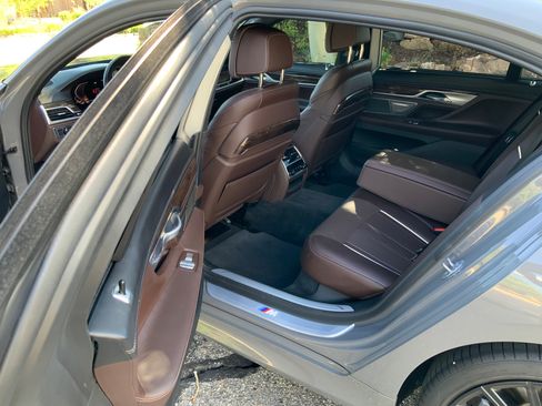 Used 2022 BMW 750i xDrive w/ Executive Package AWD/4WD image 12
