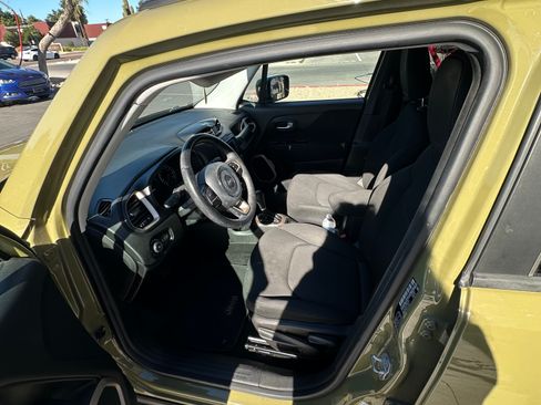 Used 2015 Jeep Renegade Latitude image 10