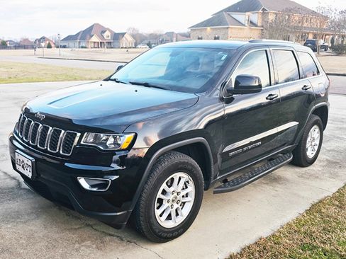 Used 2020 Jeep Grand Cherokee Laredo image 1