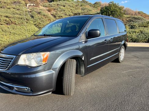 Used 2013 Chrysler Town & Country Touring image 2