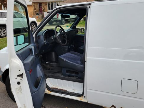 Used 2000 Chevrolet Astro image 16