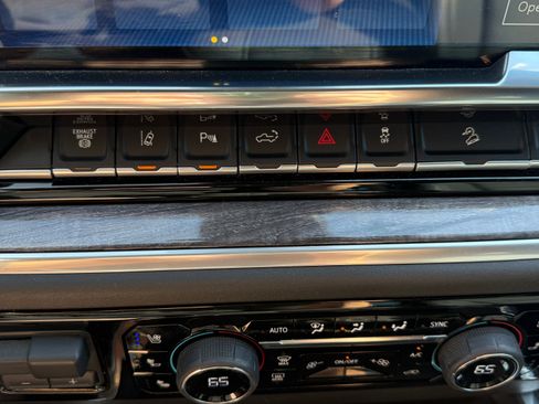 Used 2025 Chevrolet Silverado 2500 LTZ w/ LTZ Convenience Package AWD/4WD image 15