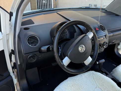 Used 2008 Volkswagen Beetle SE image 2
