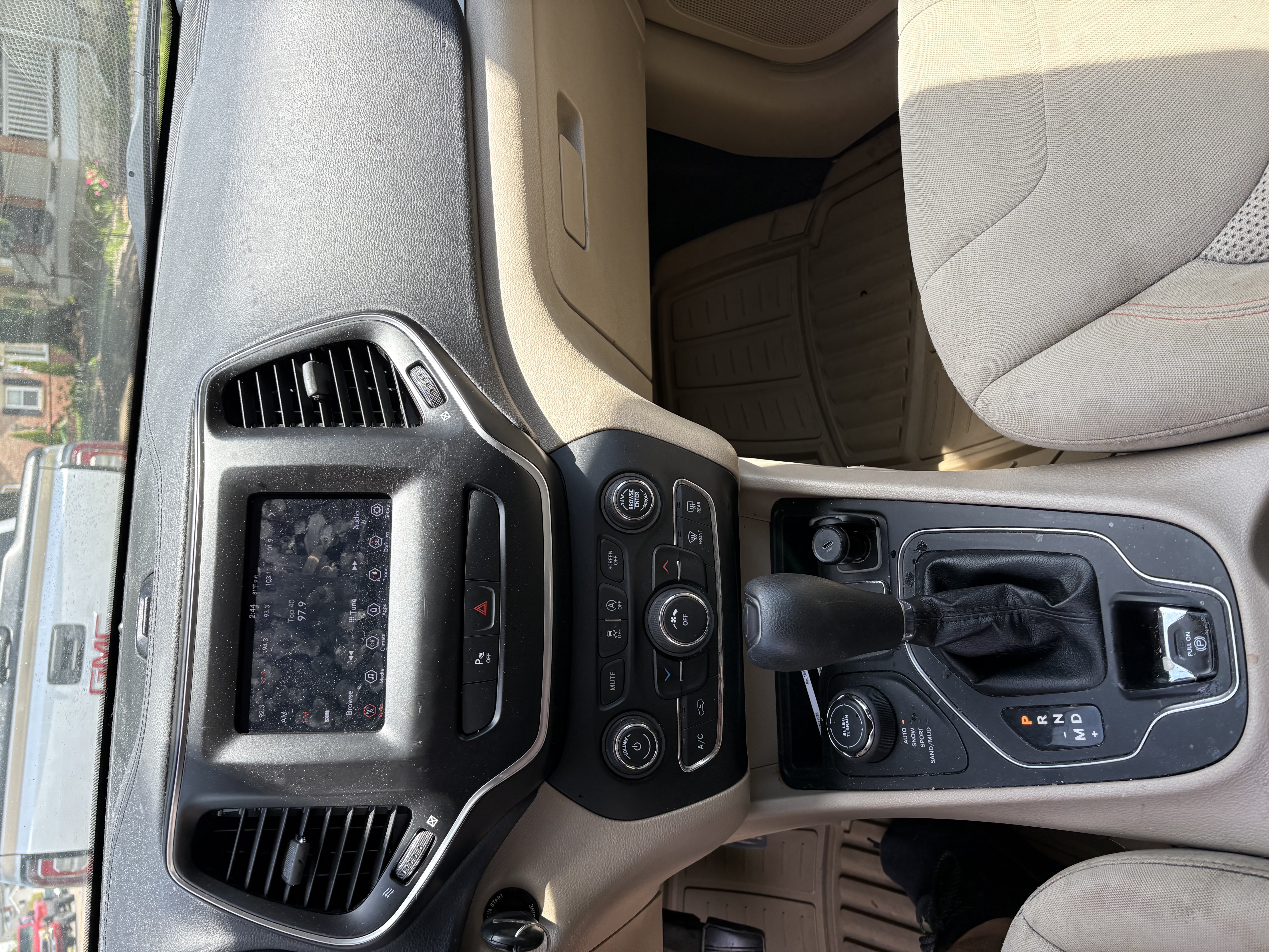 Used 2020 Jeep Cherokee Latitude w/ Safety Group AWD/4WD image 17