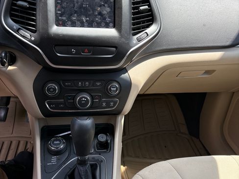 Used 2020 Jeep Cherokee Latitude w/ Safety Group AWD/4WD image 17