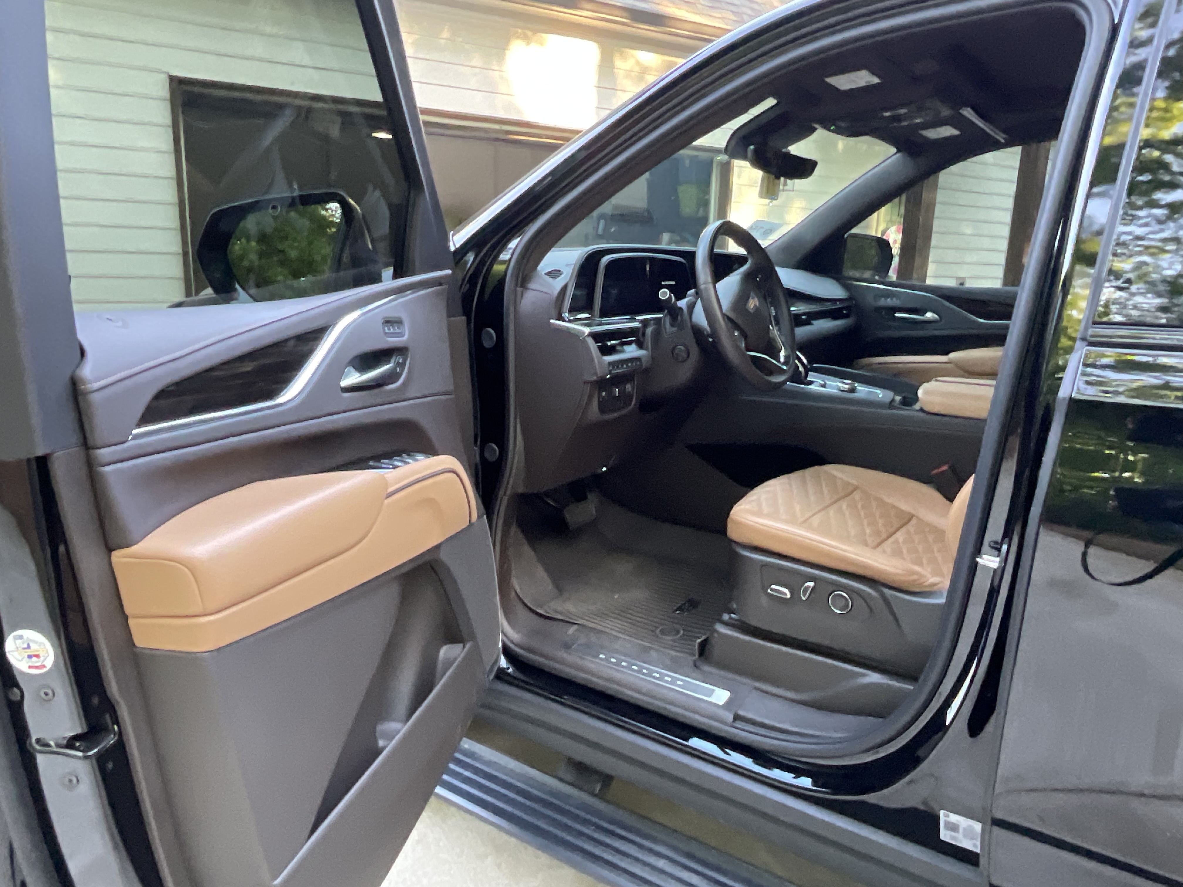Used 2024 Cadillac Escalade ESV Sport w/ LPO, ONYX Package AWD/4WD image 4