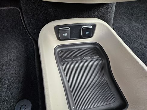 Used 2018 Chrysler Pacifica Touring-L image 9