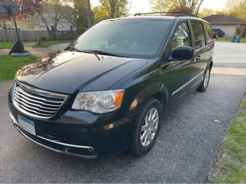 Used 2014 Chrysler Town & Country Touring FWD image 4