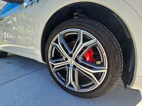 Used 2022 Maserati Levante Modena image 8