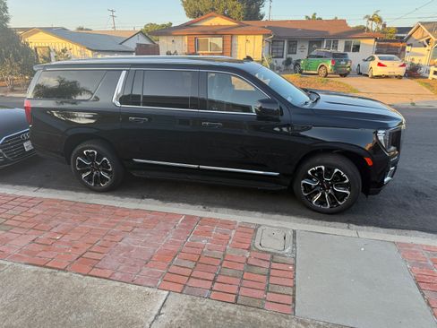Used 2024 GMC Yukon XL SLT w/ SLT Luxury Package image 1