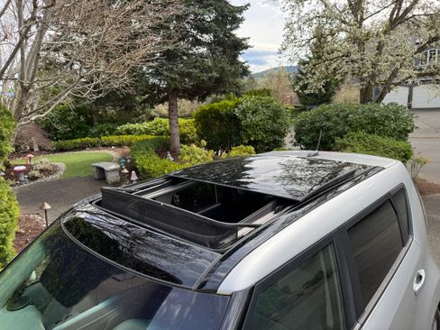 Used 2017 Kia Soul EV + w/ Sun & Fun Package image 9