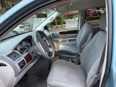Used 2010 Chrysler Town & Country Touring image 5