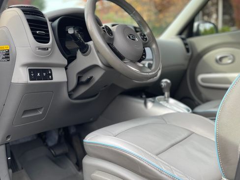 Used 2015 Kia Soul EV + image 14