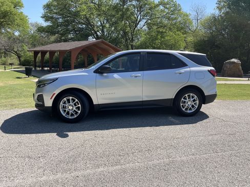 Used 2022 Chevrolet Equinox LS image 2