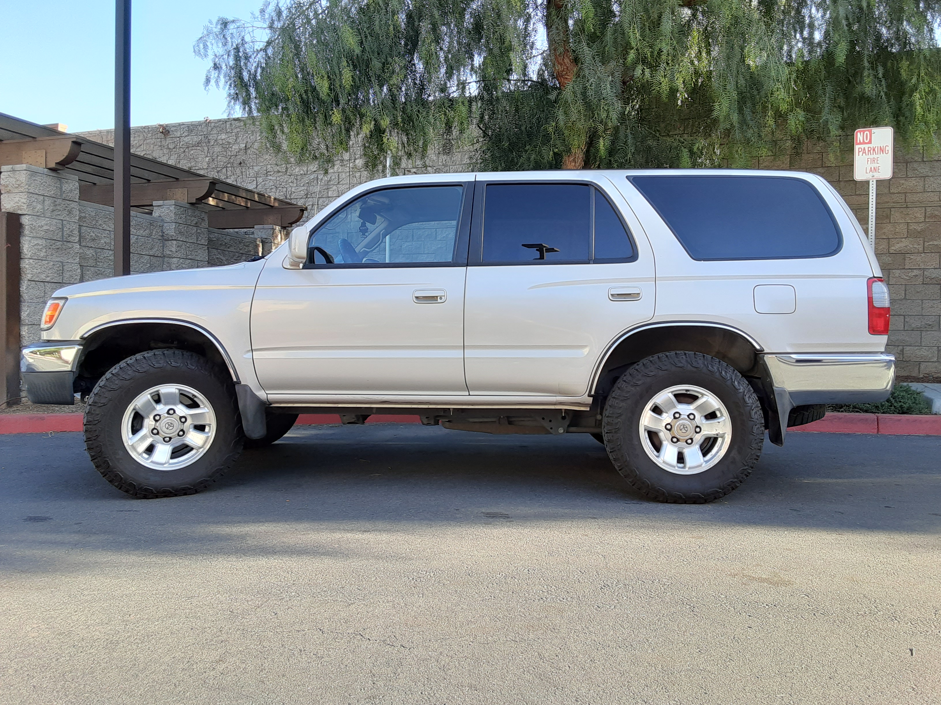 Used 2000 Toyota 4Runner SR5 RWD image 8