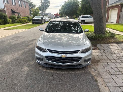 Used 2017 Chevrolet Malibu LT w/ Leather Package FWD image 2