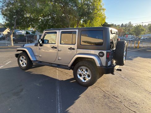 Used 2015 Jeep Wrangler Unlimited Sahara w/ Connectivity Group AWD/4WD image 2