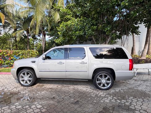 Used 2007 Cadillac Escalade ESV AWD w/ Information Package image 2