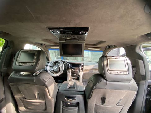 Used 2016 Cadillac Escalade Platinum AWD/4WD image 2