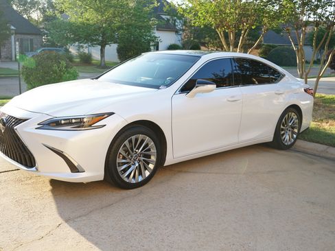 Used 2023 Lexus ES 350 Ultra Luxury w/ Accessory Package (Z2) image 10