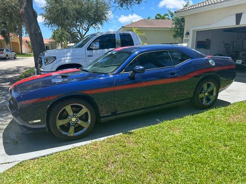 Used 2013 Dodge Challenger SXT RWD image 1