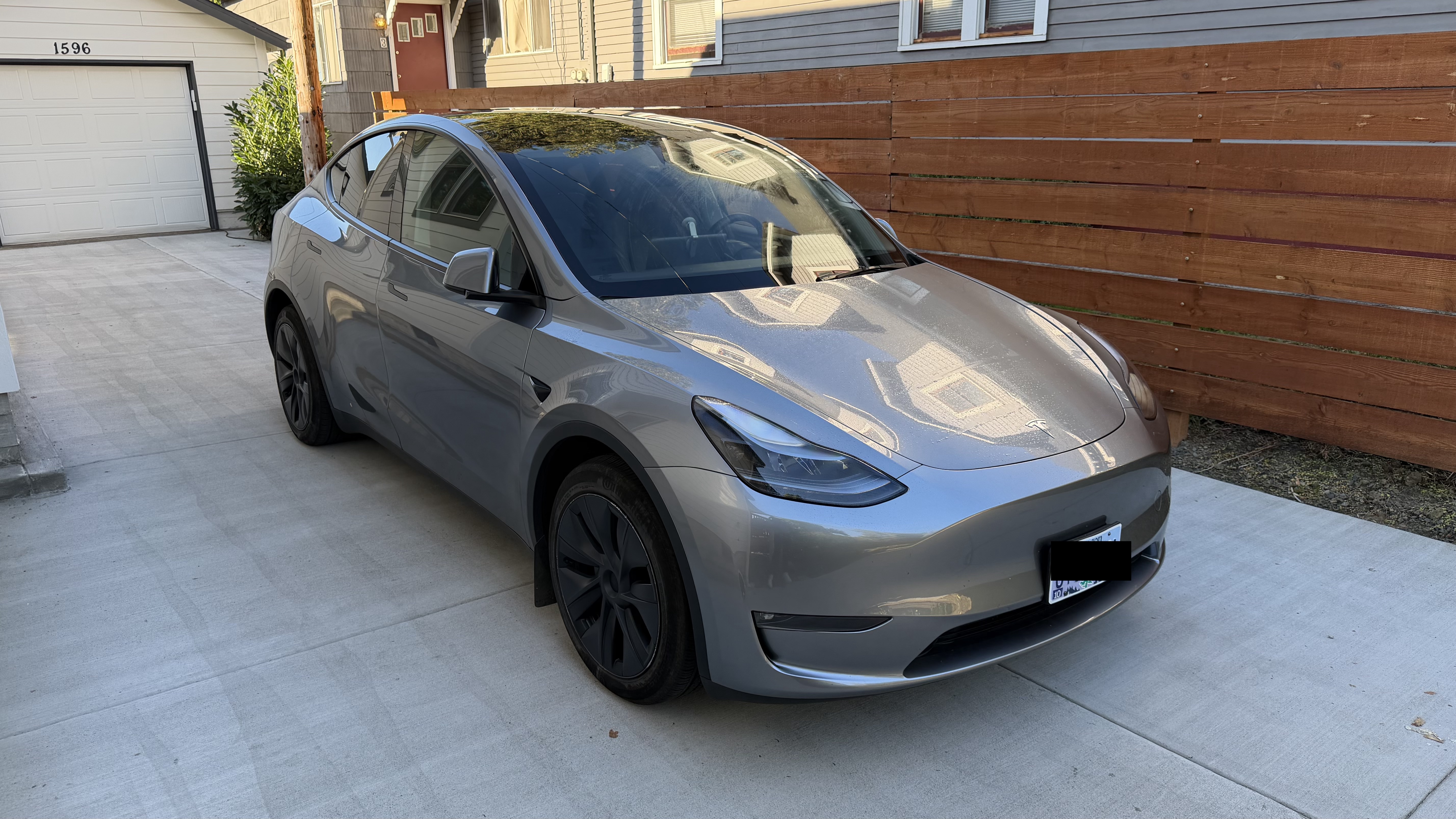 Used 2025 Tesla Model Y Long Range AWD/4WD image 1