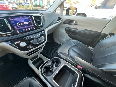 Used 2018 Chrysler Pacifica Limited w/ Tire & Wheel Group image 5