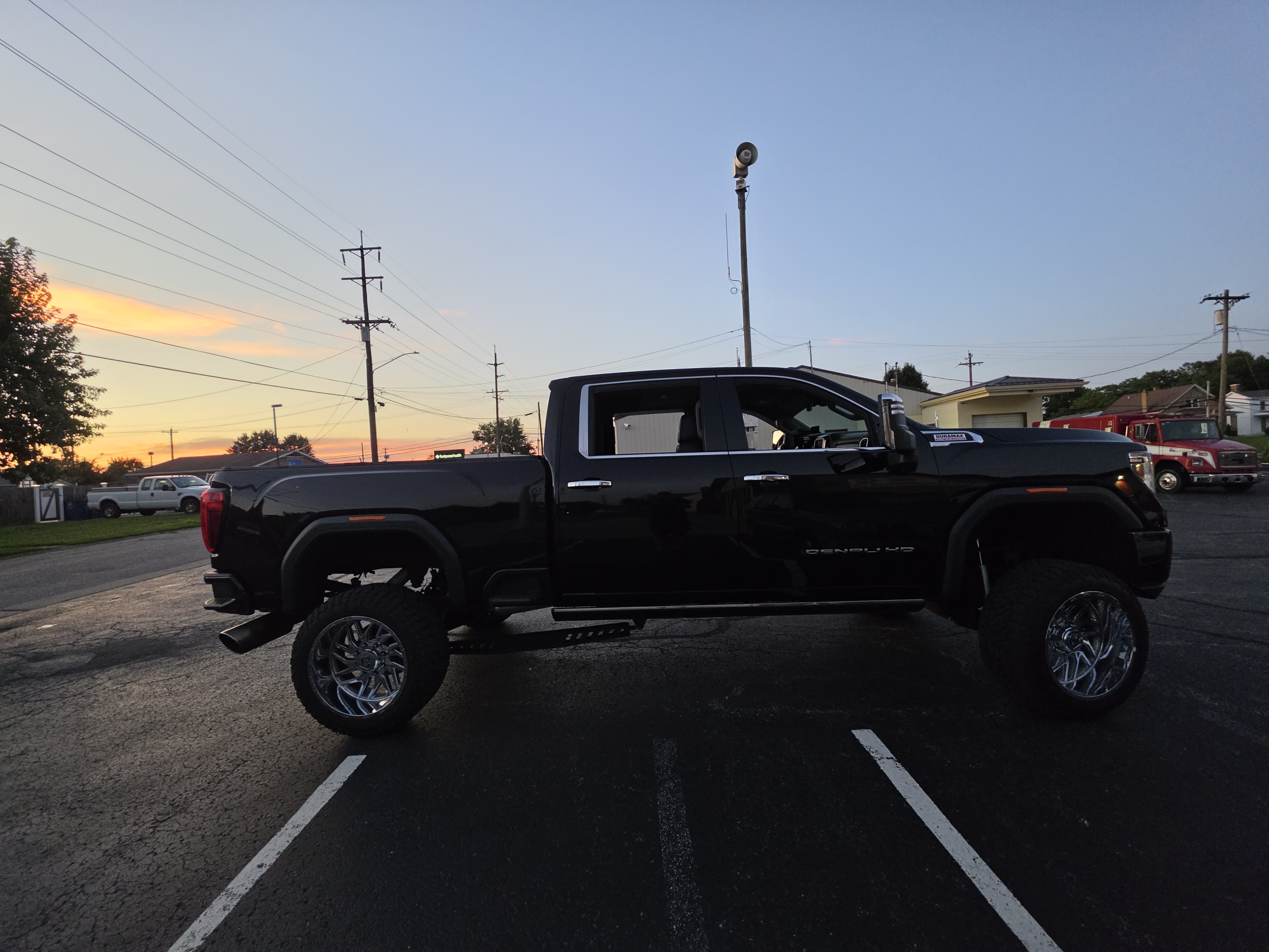 Used 2021 GMC Sierra 2500 Denali w/ Denali Black Diamond Edition AWD/4WD image 2