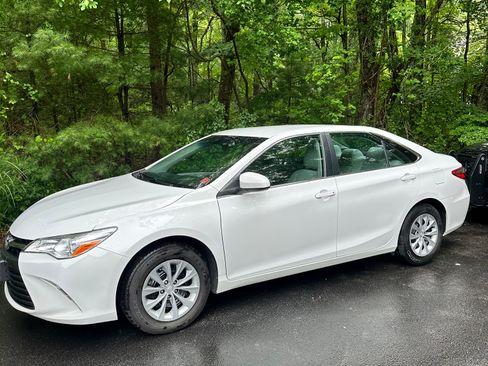 Used 2016 Toyota Camry LE FWD image 1